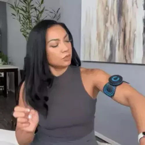 MuscleWave Pro gif using it